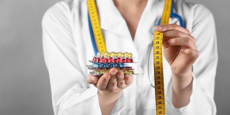 Борьба с последствиями переедания: лучшие таблетки от тяжести в желудке