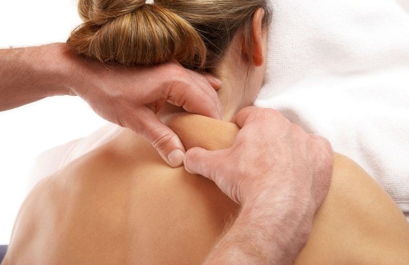 Как делать лечебный и расслабляющий массаж плеч и шеи