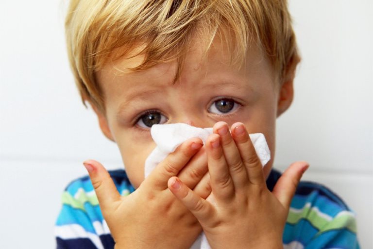 Лечение насморка у детей, как и чем лечить