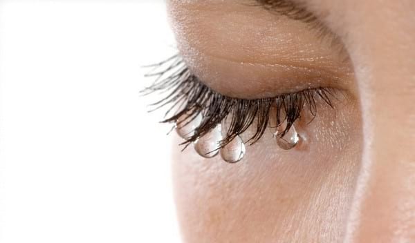 Почему слезятся глаза : причины и способы лечения