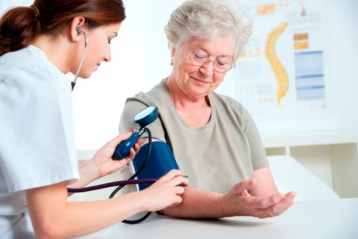 Причины изменения артериального давления у взрослых и норма давления по возрасту