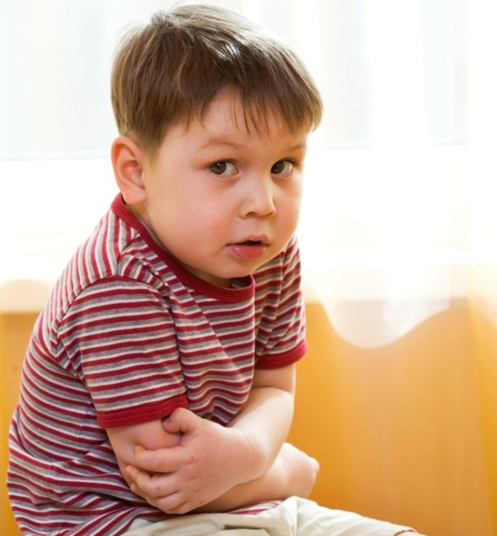 У ребенка болит живот: чем помочь малышу?